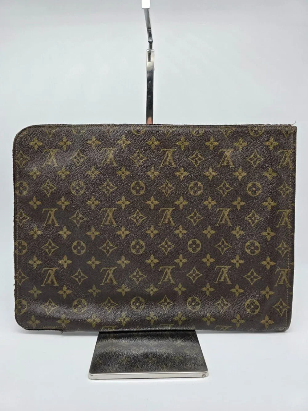 Louis Vuitton sleek louis